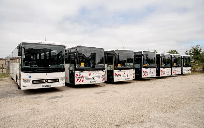 Flotte sur parking : cars scolaire